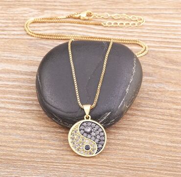 Seplər: 18K qızıl suyuna çəkilmiş və polad bijuteriyalar.Maqazin bağlandığı — 9