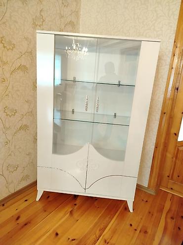 Bufetlər: Ağ rəngdə vitrin dolabı - Material: MDF/laminasiya olunmuş səth, şüşə — 1
