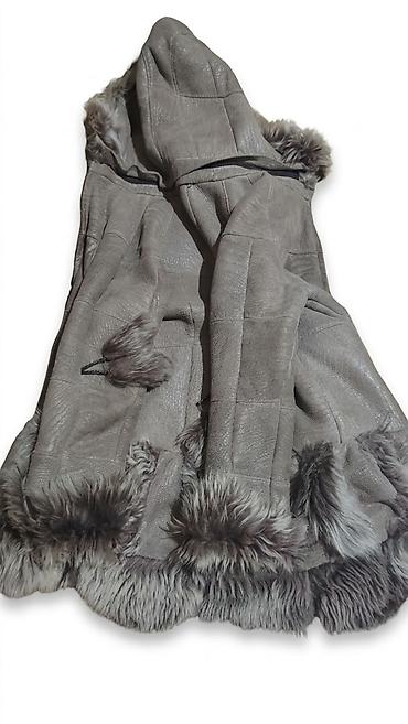Kürklər: Qadınlar üçün xəz trimmed kapüşonlu kürk paltar - Material: xaricində — 1