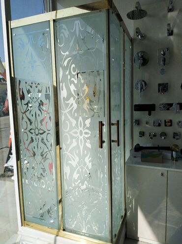 hamam ucun dus: Qızılı rəngli çərçivəyə malik, üzərində dekorativ naxışlar olan şüşəli