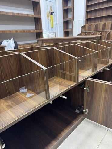 Rəf vitrinləri: Mağaza üçün vitrin/raf sistemi - Material: Lami­nət (ağac teksturalı — 19