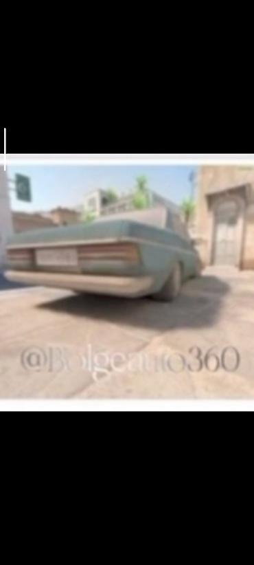 Klassik sedan – mavi rəngli, 4 qapılı, arxaötürücülü. Retro dizayn