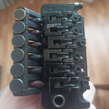 tornado gitara: Schaller tərəfindən Almaniyada istehsal olunmuş “Licensed under Floyd