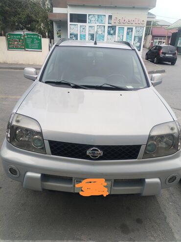 nişan konfeti: Gümüşü rəngdə olan Nissan X-Trail avtomobili. Rahat salonu və geniş