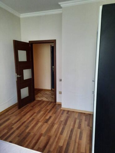 Uzunmüddətli kirayə mənzillər: Kirayə verilir. Ev kristal 1-in girişində yerləşir .Bütün əşyaları — 9