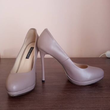 продаю женские туфли: Туфли 39, цвет - Молочный