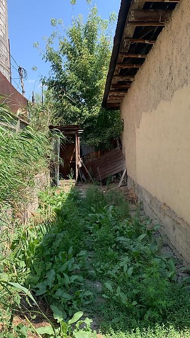 Дома: Продаётся участок с домом и двором в частном секторе. - Участок — 4