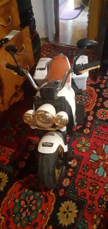 uşaq ucun maşınlar: Uşaq üçün elektrikli motosiklet - Rəng: ağ/qızılı detallarla, qəhvəyi