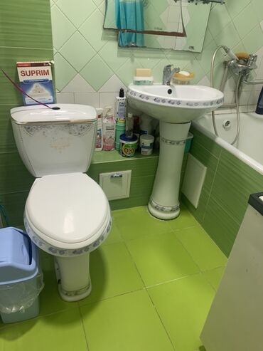 продаю тиски: Белый керамический унитаз с высоким бачком и напольной установкой