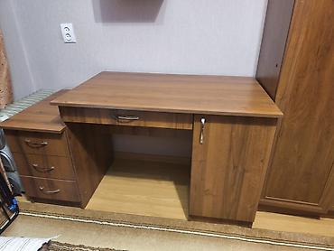 Письменный/компьютерный стол из ЛДСП в цвете тёмного дерева