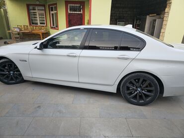 BMW: BMW 528 -dir. 245 at gücüdür. Texpasporta m5 peçat olunub. Disklər — 7