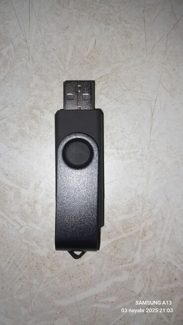 beqa üçün qadın krossovkaları: Fles kart hem telefona gedir hemde kaputure masna gedir yadasi 512 mb