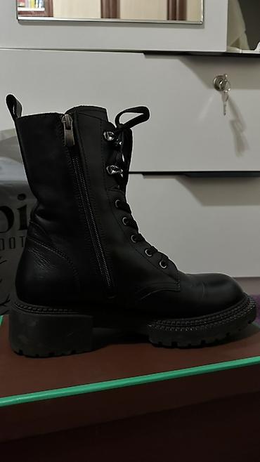 Ботинки и ботильоны: Черные женские ботинки в стиле combat/берцы. Характеристики: - — 3