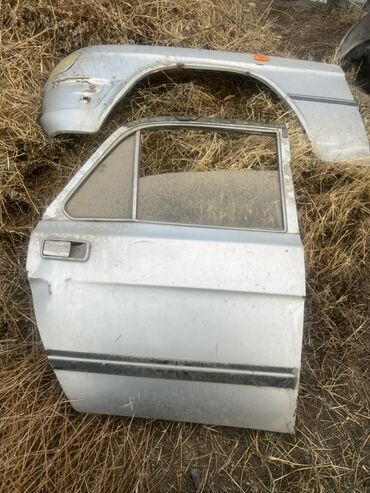 Капоты и комплектующие: Волга 3110, волга Предлагается набор автомобильных запчастей — 6