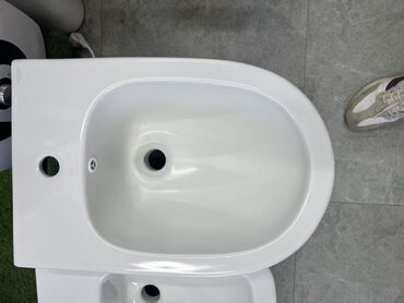 Водонагреватели: Белый фаянсовый биде с центральным отверстием для слива и двумя