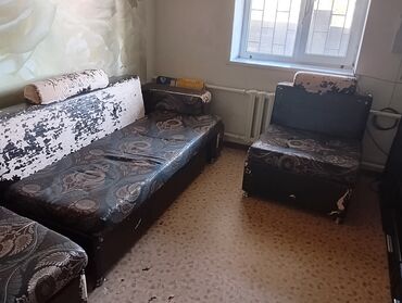 выкройка пододеяльника: Угловой диван с секциями, обтянутыми коричневой тканью с узором. В