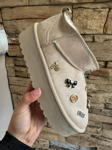 Ugg obuća: Ugg čizme — 15