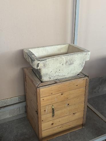 cekmeceli plastik sandıqlar: Taxta korpuslu, üst hissəsində iri dərin çanağı olan əlüzyuyan — 1