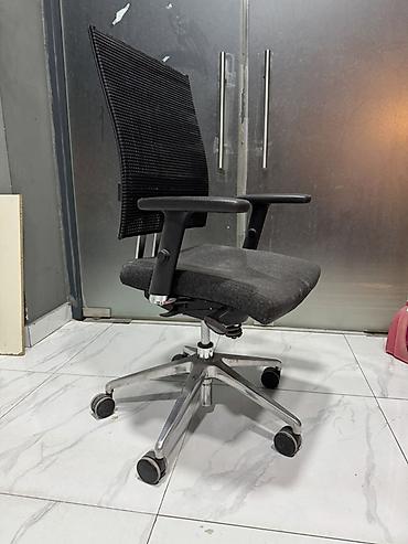 ofis: Ofis kresloları – 2 model 1) Dəri örtüklü klassik ofis kreslosu - — 4