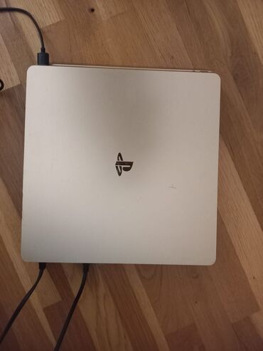plesdeyşn 4: Ter temiz PS4 slim gold reng 1 orginal pult var FC 25 oyunu movcuddur