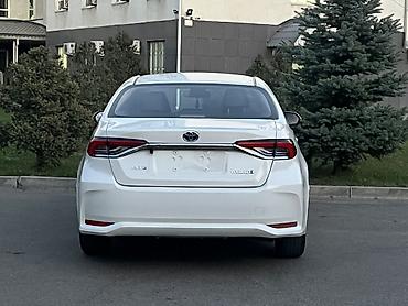 Toyota: Toyota Corolla: 2022 г., 1.8 л, Вариатор, Гибрид, Седан — 4
