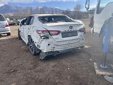 Автозапчасти: Toyota Camry SE (XV70), белый седан, на разбор по запчастям. Что — 1