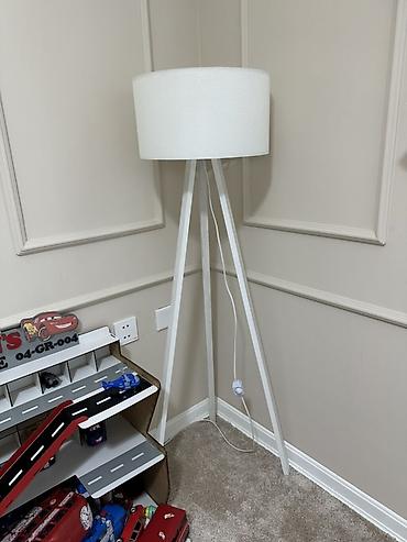 led isiqlar: Ağ rəngdə üçayaqlı torşer lampa - Minimalist dizaynlı, teksturalı ağ — 2