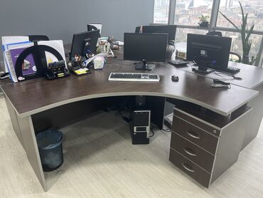 ofis stolu: İşlənmiş, İşçi üçün, Künc masa
