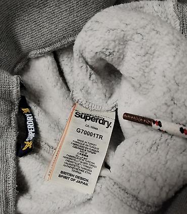 bele: SUPER DRY trenerka dubokog struka u svetlo sivoj boji sa natpisom — 4