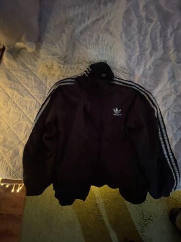 где можно продать старые вещи в бишкеке: Винтажная ветровка adidas/balenciaga Б/у, носила 3-4 раза Оверсайз В