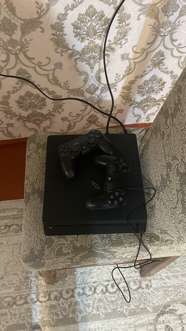 аренда playstation 4: Salam playstation 4 silm 1tb İçində oyunlari var. 2ədəd pult
