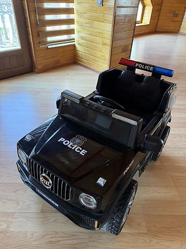 Детские электрокары: Uşaq elektrik polisi maşını – 2 yerlik, qara rəng Xüsusiyyətlər: - — 2