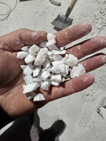 белые камни: Цена за тоннуПродаю мраморную крошку мраморный щебень Белый камень