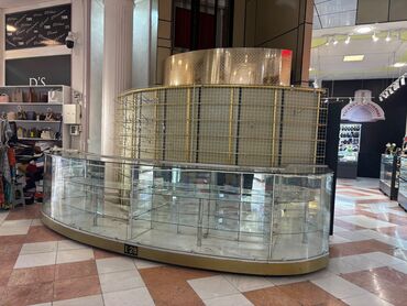 Mağazalar: Sahil metrosuna 3 dəqiqəlik məsafədə Tarqovuda yerləşən Xəqani ticarət — 8