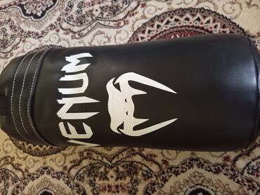 Əlcəklər: Venum brendinə məxsus boks/ MMA zərbə yastığı (heavy bag). - Rəng