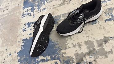 Joma idman ayaqqabısı. Yepyeni Qara rəngli, ağ qalın altlıqlı sport — 2