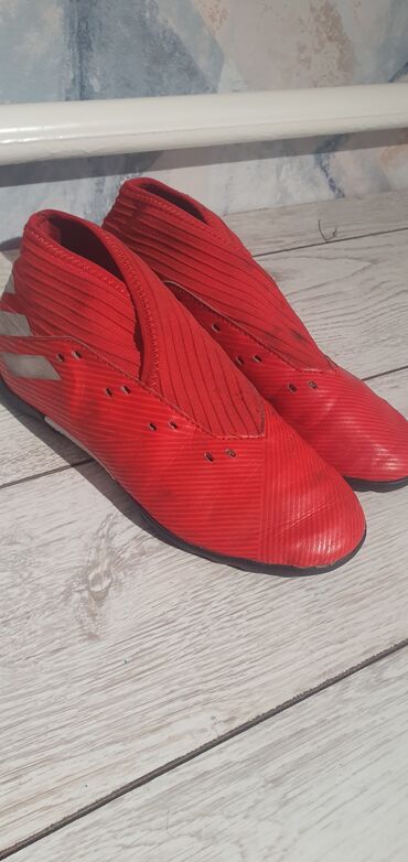 converse красные: Продаю фирменные сороконожки Adidas-Nemeziz. 100% - оригинал. шнурки