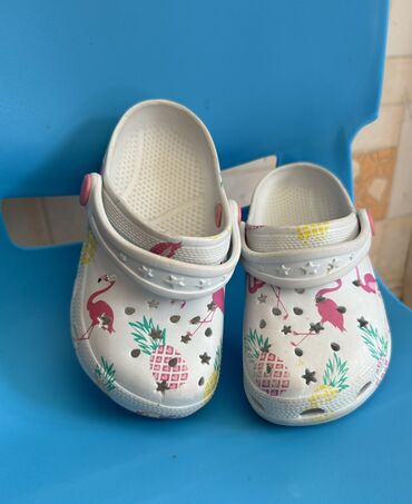 Детская обувь: 1. Шлепанцы lc waikiki Размер: 24 Цена: 400 2. Кроссовки для девочки