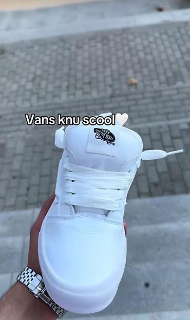 Vans Knu Skool – tam ağ rəngdə klassik skeyt üslubu. - Model: Vans Knu