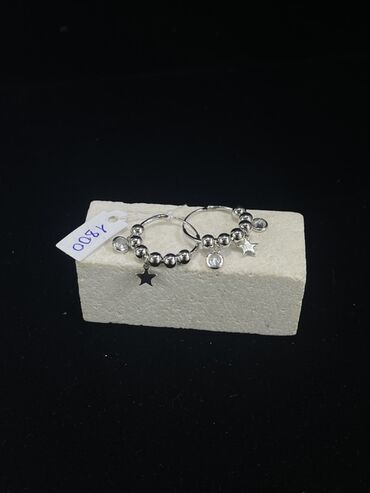 Серебряные серьги: Элегантные серьги-кольца серебристого цвета, украшенные россыпью — 11