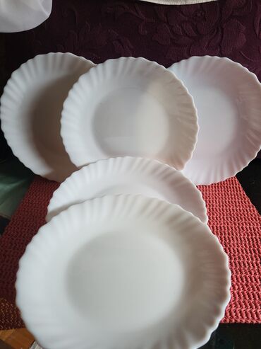 Kuhinjski setovi: Tanjiri novi od arkopala. Tanjiri plitki od arkopala. Bili su — 3