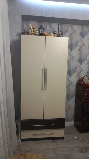 шкаф со столом: Dolab
140azn
Ukrayna dairəsi 5777 leli
