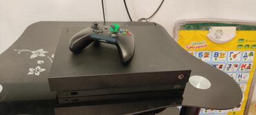 Xbox One: Продам xbox one x в идеальном состоянии с двумя геймпадами на 1тб