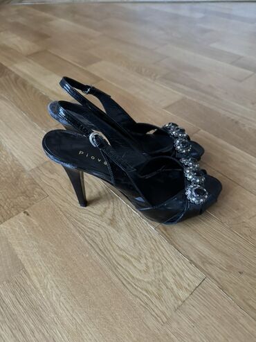 детская обувь floare: Qara rəngli, zərif hündürdaban açıq burunlu sandal. – Parlaq (lak)