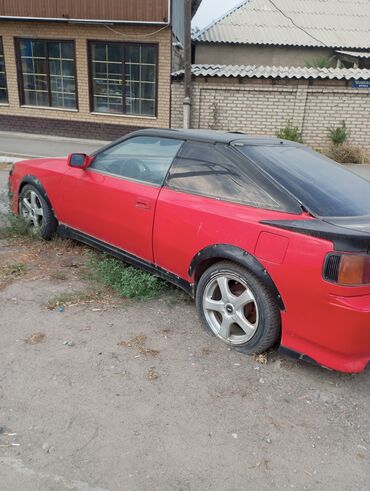 краска для автомобилей: Спортивный автомобиль Toyota Celica красного цвета с черной крышей и