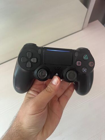 oyun rolu satilir: Playstation 4 Jessica. pult ela isliyir, bir soldaki analogu yaxsi