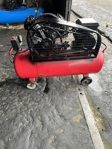 Alətlər: Sənaye tipli hava kompressoru - Qırmızı, təkərli şassi üzərində — 1