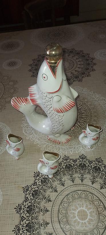köpək balığı: Balıq formalı porselen likör dəsti - Tərkib: 1 ədəd böyük qrafin və — 3