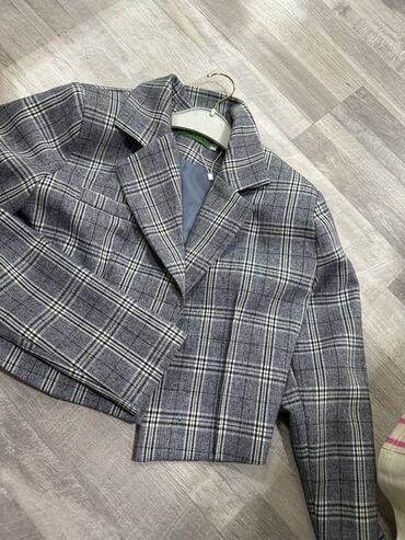 срочно продаю в связи с переездом: Короткий жакет в клетку - Цвет и принт: серо‑графитовый тартан с
