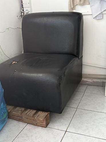 balaca kreslo: Qara rəngli tək oturacaqlı kreslo Ölçülər təxmini: - Oturacaq eni — 1